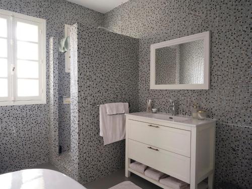 une salle de bain avec un lavabo blanc et un miroir dans l'établissement Family Home Between Forest And Ocean In Mimizan, à Mimizan