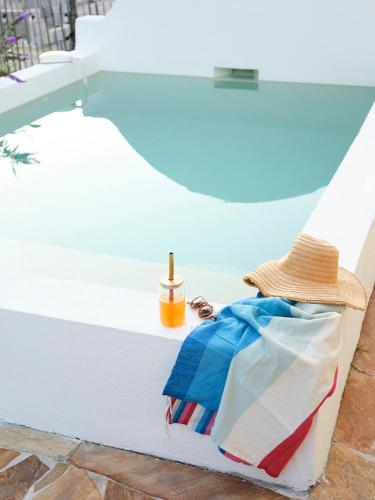 un chapeau de paille et une serviette assis sur un bateau dans l'établissement Family Home Between Forest And Ocean In Mimizan, à Mimizan