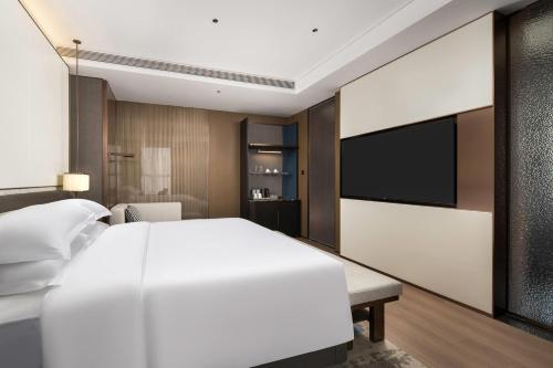 Кровать или кровати в номере Wyndham Garden Urumqi Innovation Square