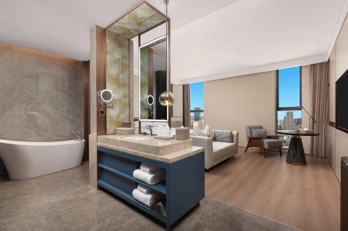Кровать или кровати в номере Wyndham Garden Urumqi Innovation Square