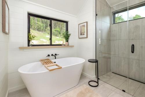 Ένα μπάνιο στο The A-Frame- Solace at Valley Bear Farms Resort