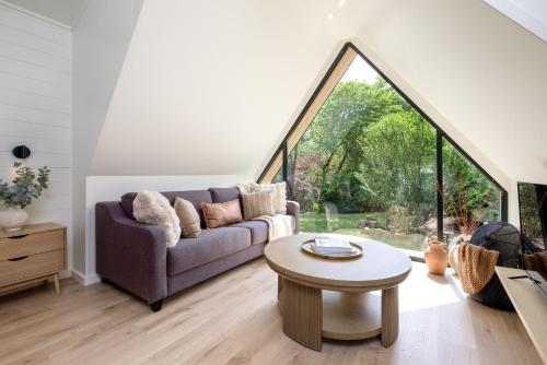Χώρος καθιστικού στο The A-Frame- Solace at Valley Bear Farms Resort
