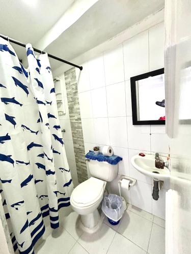 Casa Eme Hostal في كارتاهينا دي اندياس: حمام مع مرحاض ومغسلة