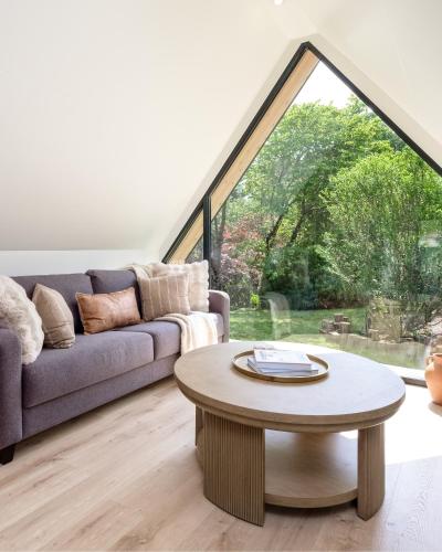 Ruang duduk di The A-Frame- Stillpoint at Valley Bear Farms Resort