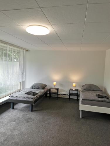 Postel nebo postele na pokoji v ubytování Worker Apartment Neu-Ulm