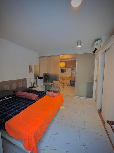 a bedroom with a bed with an orange blanket at Modern Condo with Full Amenities Bangkok in Sathani Ban Hua Mak