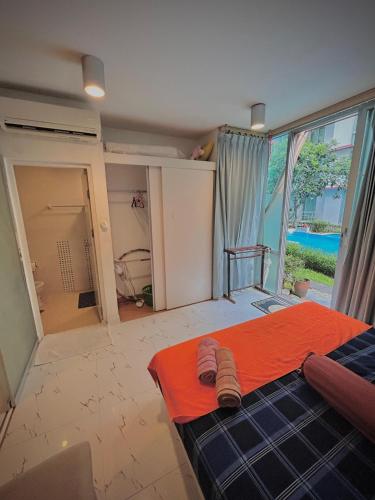 Ένα ή περισσότερα κρεβάτια σε δωμάτιο στο Modern Condo with Full Amenities Bangkok