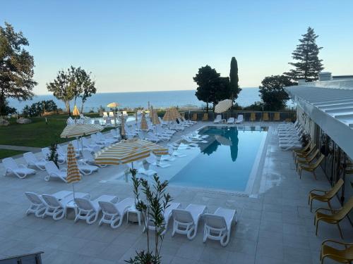 una piscina con tumbonas y una piscina en sealovers, en Varna