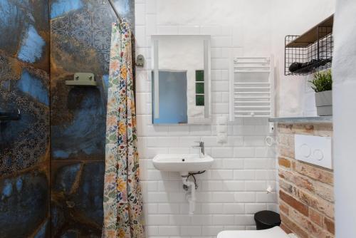 Un baño con lavabo, inodoro y espejo. en Carlson near Enerdgylandia, en Zator