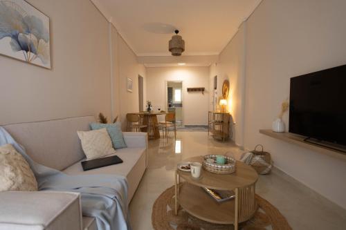 Stylish 2BR Central with Balcony & Work Space