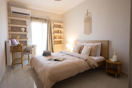 Stylish 2BR Central with Balcony & Work Space
