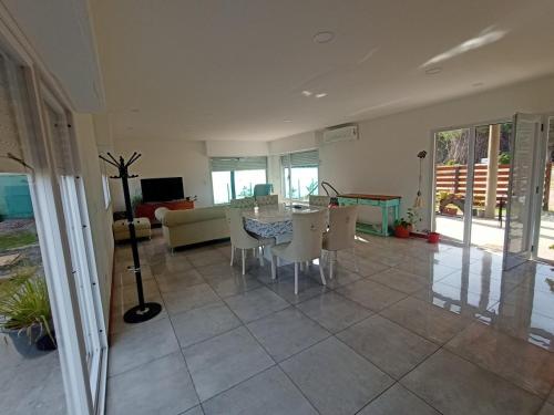 ein Wohnzimmer mit Tisch und Stühlen in der Unterkunft Casa Grande para 7 personas in Balneario Claromecó