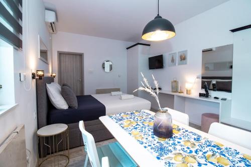 a room with a bed and a dining table in a room at Studioapartment Black & White in Velika Gorica