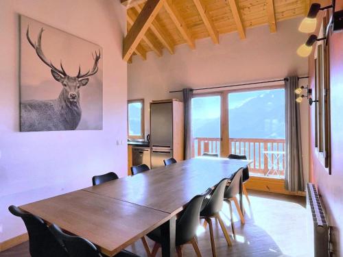 une salle de conférence avec une grande table et des chaises en bois dans l'établissement Chalet 12 pers, jacuzzi, sauna, ski-in, La Rosière - FR-1-690-27, à Montvalezan