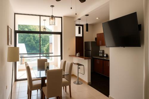 eine Küche und ein Esszimmer mit Tisch und Stühlen in der Unterkunft Moderno y hermoso apartamento en Tarapoto con 3 Dormitorios, ideal para familias in Tarapoto