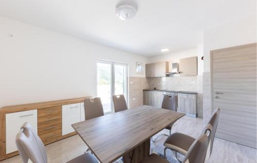 Η κουζίνα ή μικρή κουζίνα στο Gorgeous Home In Muc Gornji