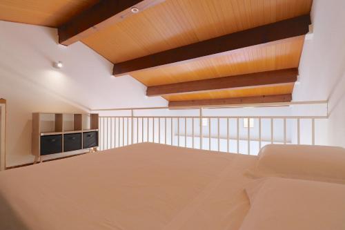 Cette grande chambre dispose d'un lit et de plafonds en bois. dans l'établissement ARIA MARINA Duplex vue MER Route des Sanguinaires, Plage à 50M, parking gratuit, 4 pers, à Ajaccio