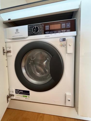 - un lave-linge avec une porte ouverte dans une pièce dans l'établissement ARIA MARINA Duplex vue MER Route des Sanguinaires, Plage à 50M, parking gratuit, 4 pers, à Ajaccio