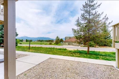 Cảnh núi rừng hoặc tầm nhìn ra núi từ nhà nghỉ dưỡng