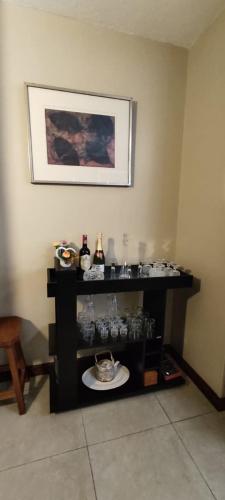 a room with a table with bottles and a plate at Confortable apartamento en La Carolina in Quito