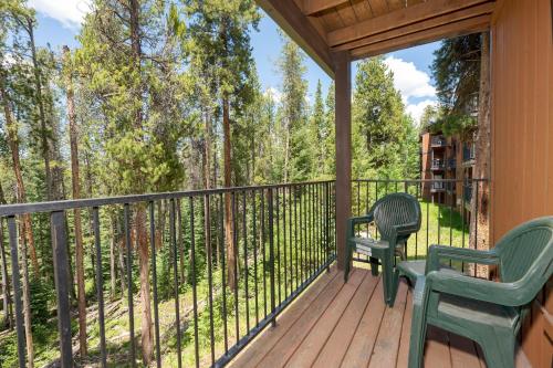 een afgeschermde veranda met twee stoelen erop bij Beaver Village Unit #0514 in Winter Park