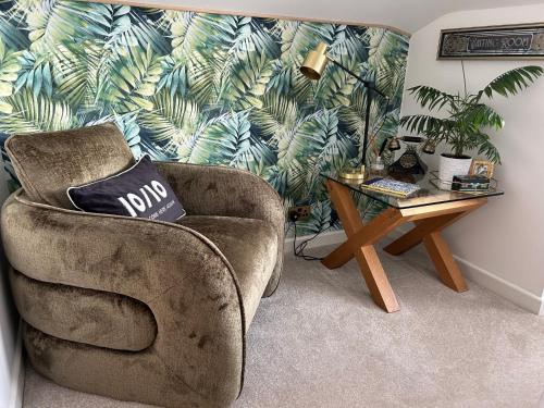 a living room with a chair and a table at Wendys house in Sarisbury Green