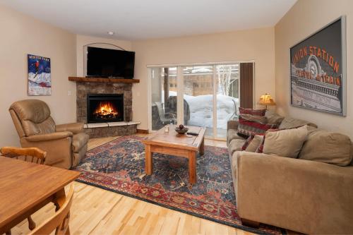 Χώρος καθιστικού στο Telemark Townhomes Unit 514