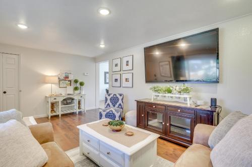 ein Wohnzimmer mit einem Flachbildfernseher an der Wand in der Unterkunft 1 Mi to Main Street Vernal Updated Home with Yard! in Vernal