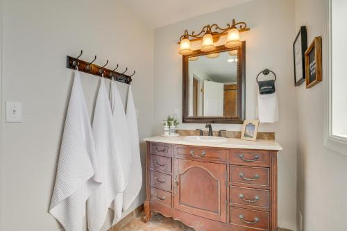 Ein Badezimmer in der Unterkunft 1 Mi to Main Street Vernal Updated Home with Yard!