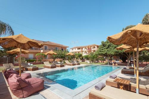 Bazén v ubytovaní Filoxenia Luxury Studios & Apartments alebo v jeho blízkosti