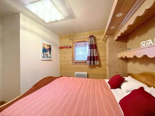 - une chambre avec un grand lit rose dans l'établissement Appartement de charme pour 4 avec terrasse, parking et WiFi - St Martin de Belleville - FR-1-452-193, à Saint-Martin-de-Belleville