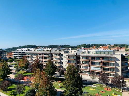 z góry widok na miasto z budynkami apartamentowymi w obiekcie APARTAMENTOS DE CANELAS SUITES con AMPLIAS TERRAZAS w mieście Portonovo