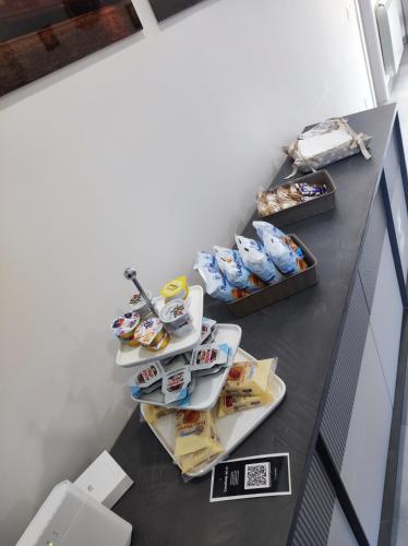 un bancone con piatti di cibo sopra di Nonna Rosa Affittacamere a San Cataldo