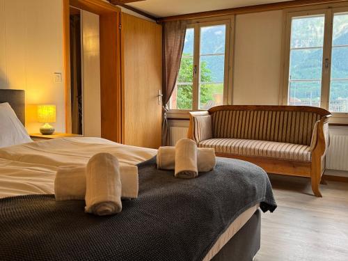 Postel nebo postele na pokoji v ubytování River 2 -Kissed Retreat with Iconic Jungfraujoch View