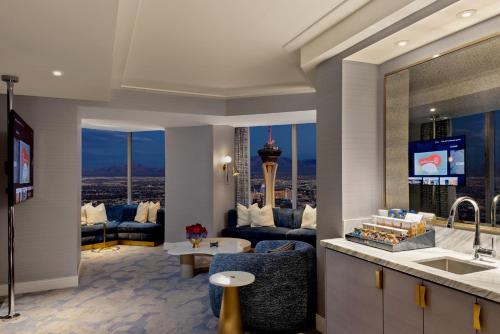 eine Küche und ein Wohnzimmer mit Blick auf die Stadt in der Unterkunft Fontainebleau Las Vegas in Las Vegas