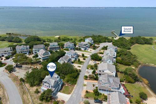 een luchtfoto van een huis met een bord waarop staat 'South Dock' bij Spoon Haven in Nags Head