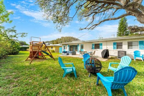 Zahrada ubytování Beach House in Cocoa Beach - Steps to Beach - Game room - Backyard with Grill - Playground