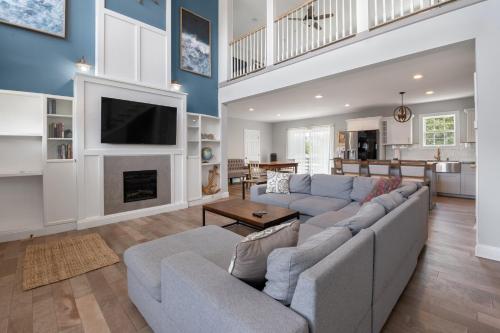 een woonkamer met een bank en een tv bij Spoon Haven in Nags Head