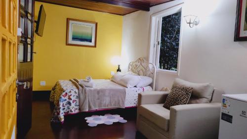 Ruang duduk di Chalés Sitio Araras