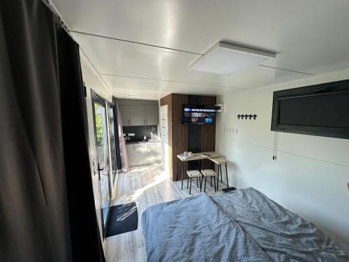 TV a/nebo společenská místnost v ubytování Glamping Pod meruňkami