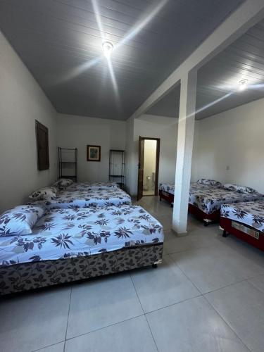 Postel nebo postele na pokoji v ubytování Pousada e hostel Costa do Sol Coroa Vermelha