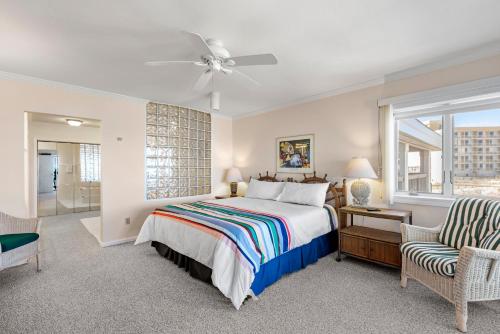 un dormitorio con una cama y una ventana en The Sandbar, en Nags Head