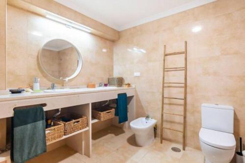 Un baño con lavabo, inodoro y espejo. en IP7 - house in nature, en Carvalhal