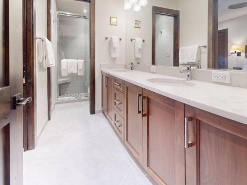 a bathroom with two sinks and a large mirror at Montaneros in Vail in Vail