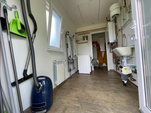 an empty hospital room with a sink and a sink at Am See I - Lastering Ferienhäuser & Apartments in Wettringen