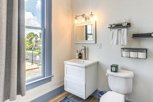 Ένα μπάνιο στο Walk to Strand District Historic Galveston Home