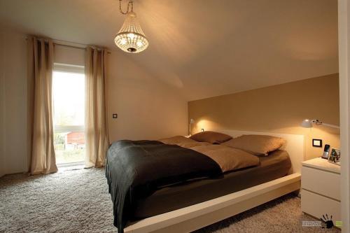 Aghk'ilisaにあるBest Apartament in the center of Yerevanの大きなベッドと窓のある寝室
