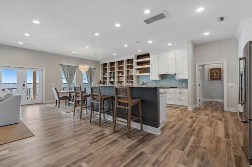 Una cocina y un comedor con mesa y sillas. en The Blue Dolphin Hideaway, en Pensacola Beach