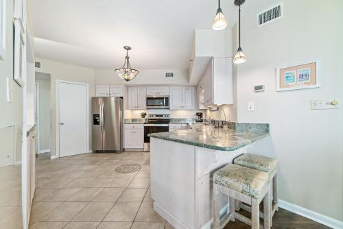 Kuchyň nebo kuchyňský kout v ubytování Summer House Unit 1006A