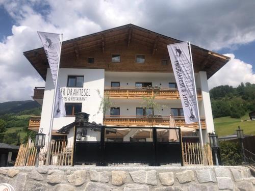 Nespecifikovaný výhled na hory nebo výhled na hory při pohledu z hotelu